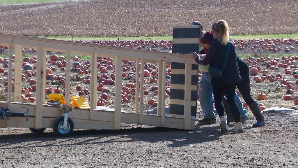 Farmington farm installs ramp to make hayride accessible to people who use wheelchairs — WCCO — Gopher, Los Altos Sports news