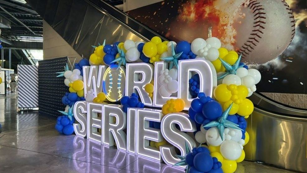 Scenes from outside the stadium| World Series Game 1 gallery — Fox 11 Green Bay Sports, Los Altos Arts news